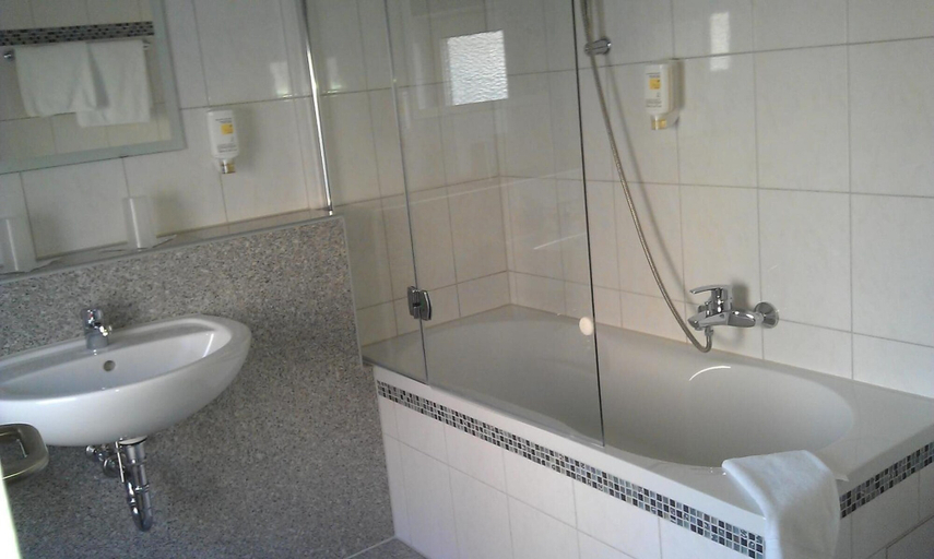 Bathroom 5, Airport Hotel Filderpost, Stuttgart