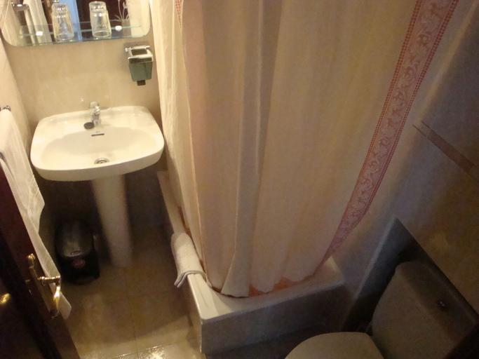 Bathroom 4, Hostal Zamora, Madrid