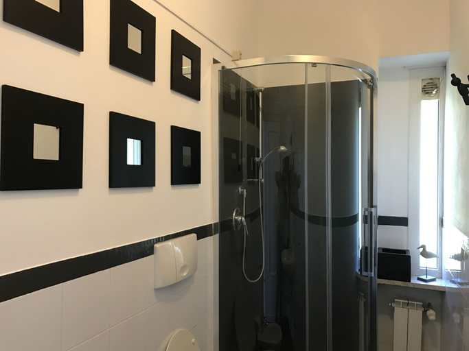 Bathroom 5, Gallery, Roma