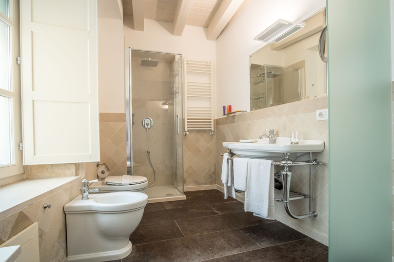Bathroom 5, Palazzo Alfeo, Syracuse