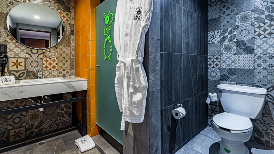 Bathroom 5, Barrio Downtown Mexico City Hostel, Mexico City