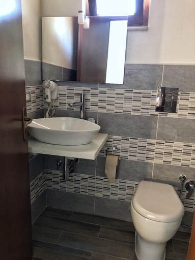 Bathroom 4, Populus, Syracuse