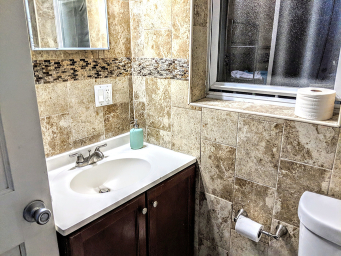 Bathroom 3, The Ultimate Guest House, New York