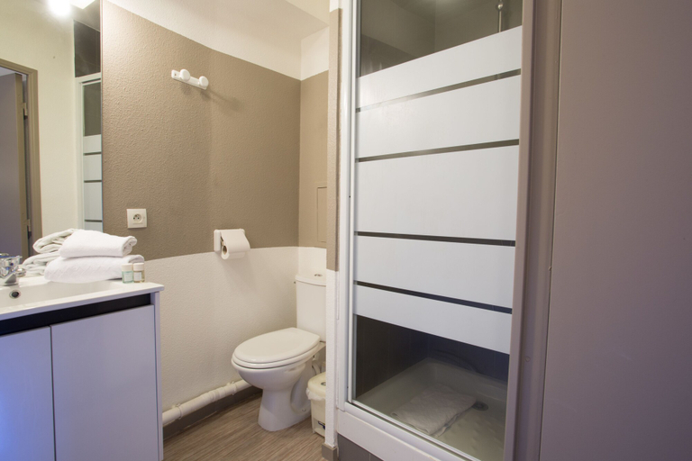 Bathroom 4, Le Carmin, Val-de-Marne
