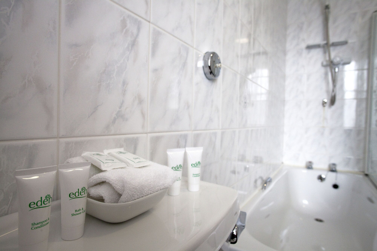 Bathroom 3, The Queen's Hotel, Shetland Islands