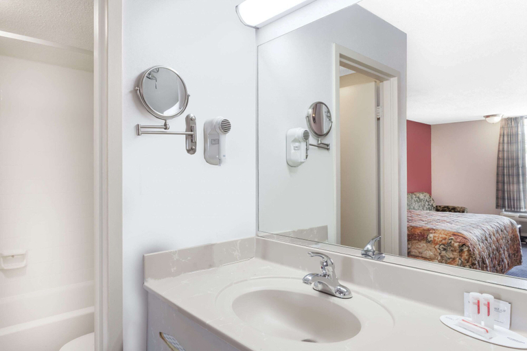 Bathroom 4, Days Inn by Wyndham Martin, Weakley