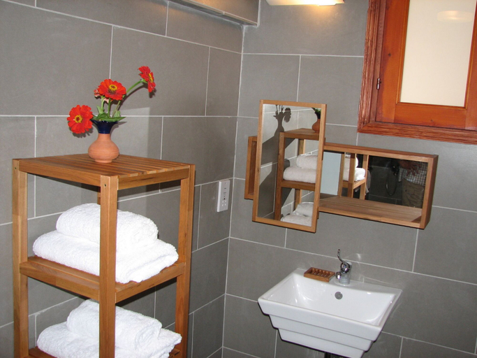 Bathroom 5, Lasa Heights