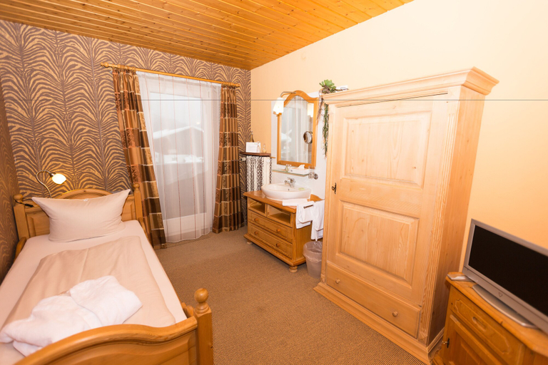 Bedroom 3, DEVA Hotel Kaiserblick, Traunstein