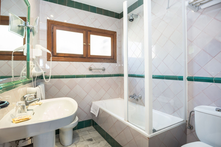 Bathroom 5, Hotel America, Granada