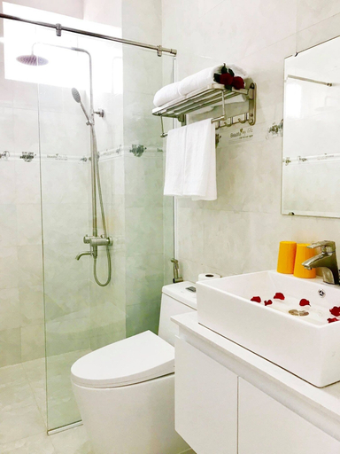 Bathroom 4, The Royal Hotel, Tây Hồ