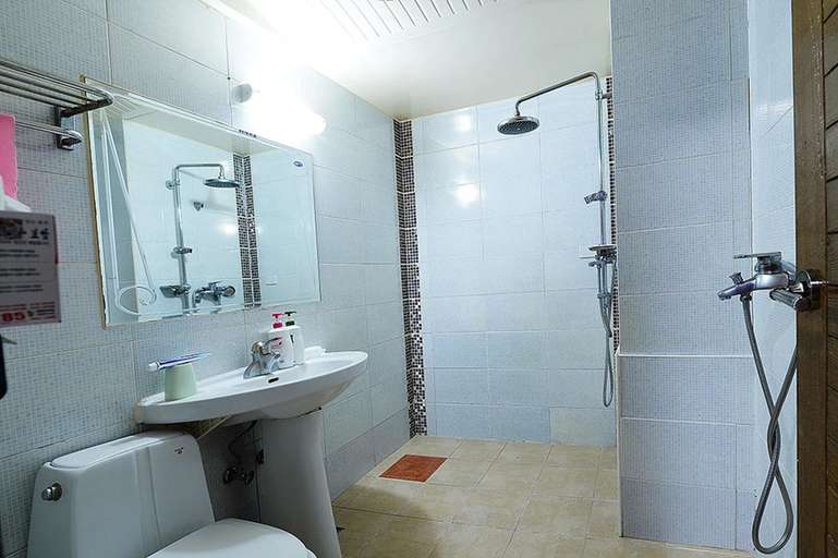 Bathroom 3, Cyber Motel, Gunsan