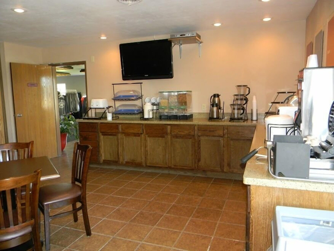 Food & Drinks 5, Boarders Inn & Suites by Cobblestone Hotels - Munising, Alger