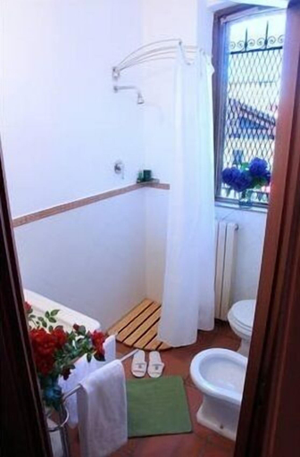 Bathroom 5, Dependance Hotel Cyrano, Varese