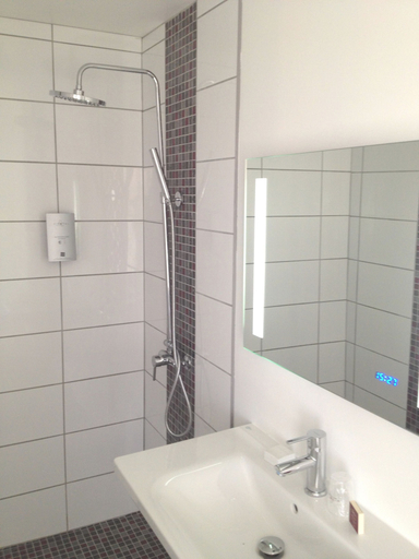 Bathroom 4, Citotel Le Mirage, Bouches-du-Rhône