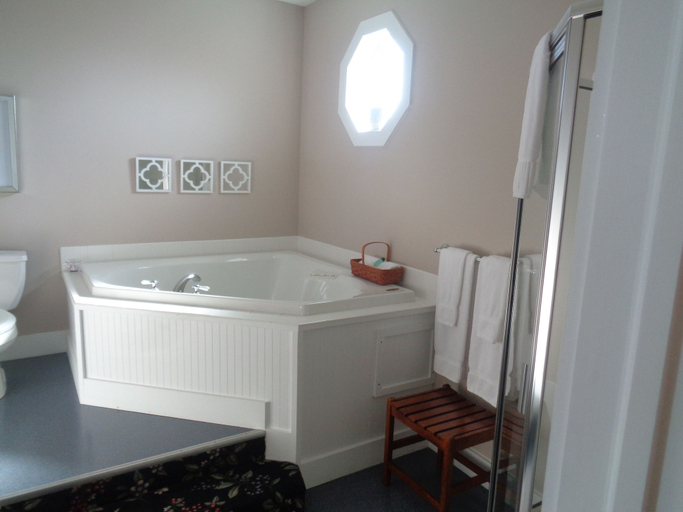 Bathroom 5, Wampler House, Monroe