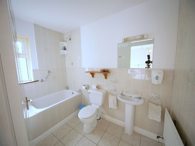Bathroom 3, Launard House
