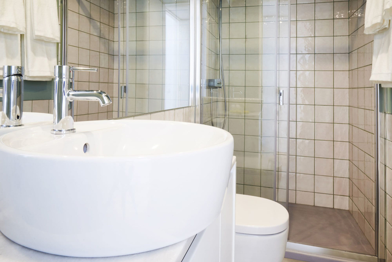 Bathroom 4, Pause Apartments, Porto