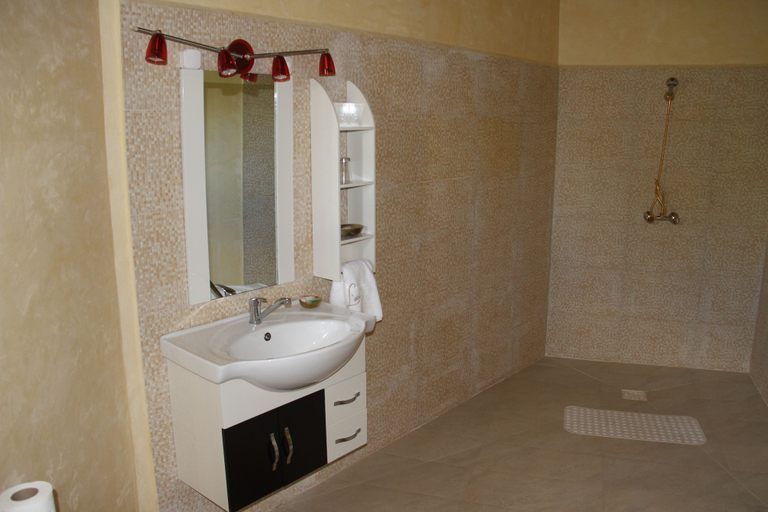 Bathroom 4, Oasis Lodge, Analanjirofo