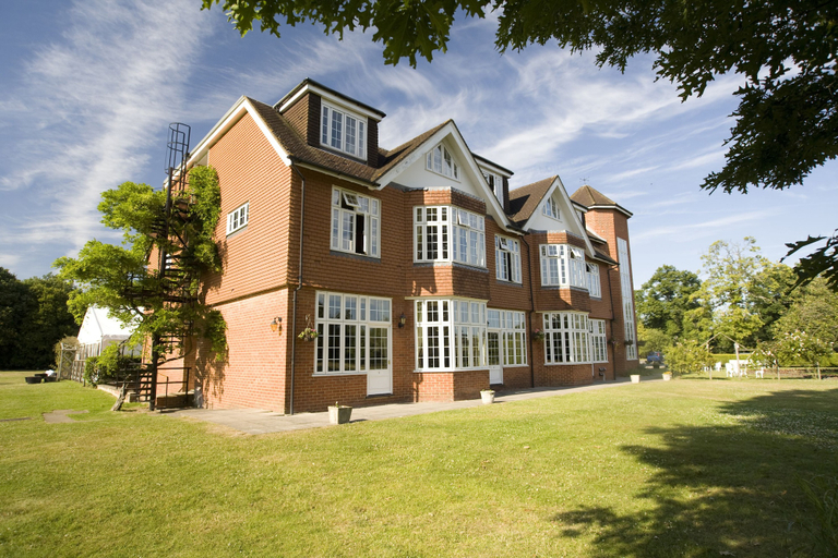 Exterior & Views 2, Grovefield House Hotel By Uno -FREE PARKING, Buckinghamshire