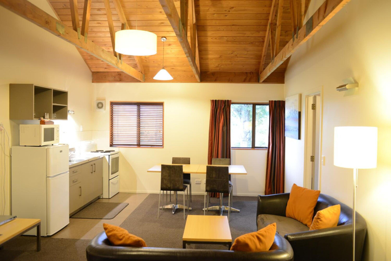 Others 5, The Hobbit Motorlodge, Ruapehu
