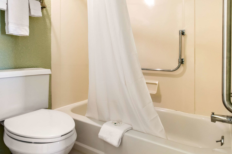 Bathroom 4, Quality Inn Huntingburg - Jasper, Dubois