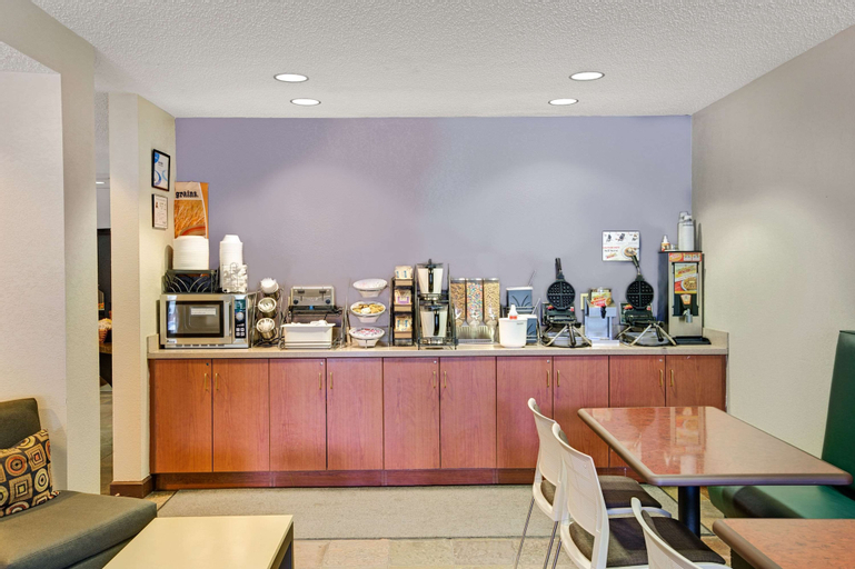 Food & Drinks 4, Microtel Inn & Suites by Wyndham Cherokee, Jackson