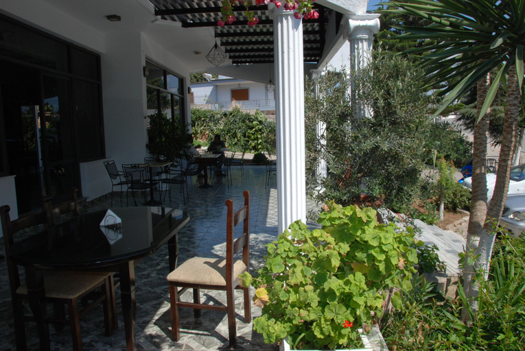 Others 5, Hotel Freskia, Sarandës