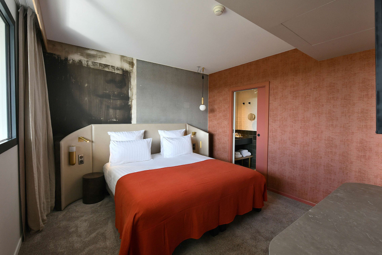 Bedroom 4, Golden Tulip Reims, Marne