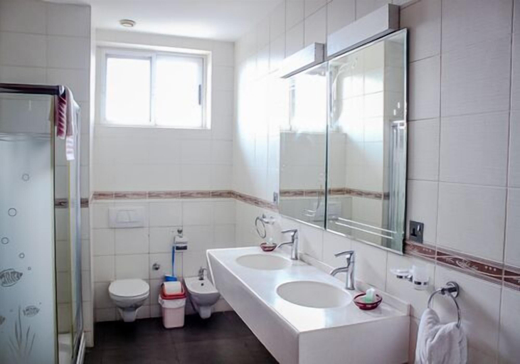 Bathroom 5, Maxlot Hotel, Accra