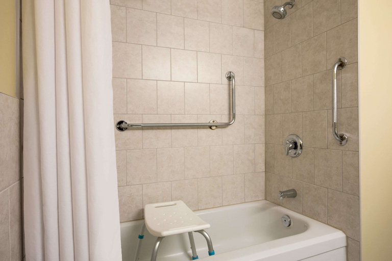 Bathroom 4, Days Inn & Conference Centre by Wyndham Renfrew, Renfrew