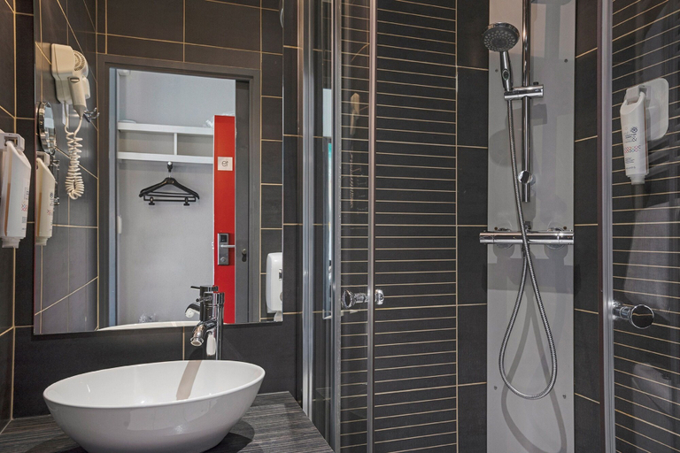 Bathroom 4, The Originals Boutique, Hôtel Le Pillebois, Ain