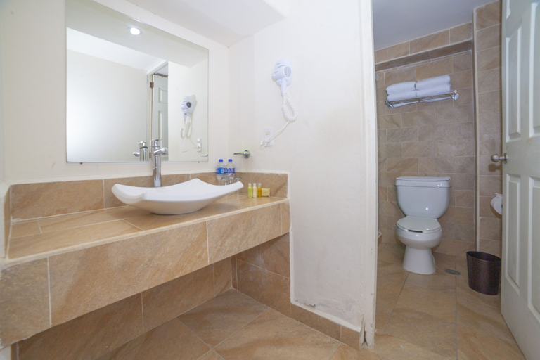 Bathroom 4, Princess Mayev Hotel, Dist. Pochutla