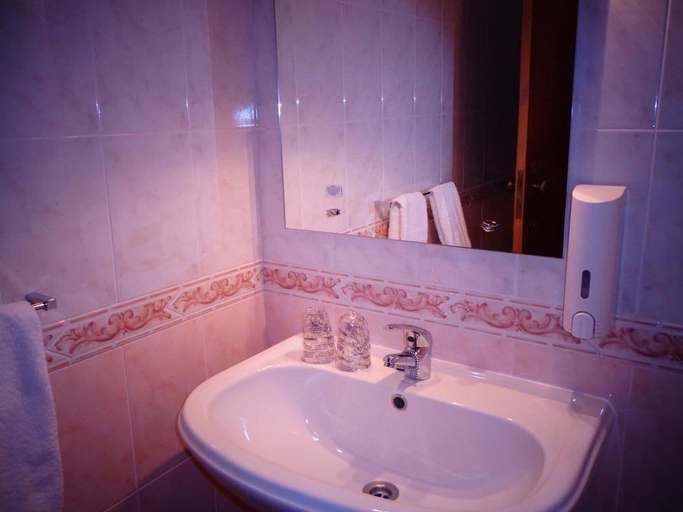 Bathroom 3, O Vicente, Seia