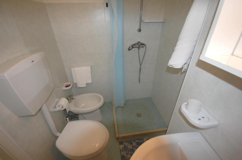 Bathroom 4, Albergo Del Santuario, Lecce