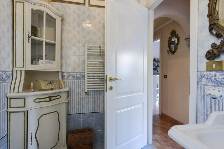 Bathroom 5, Abruzzese, Rome