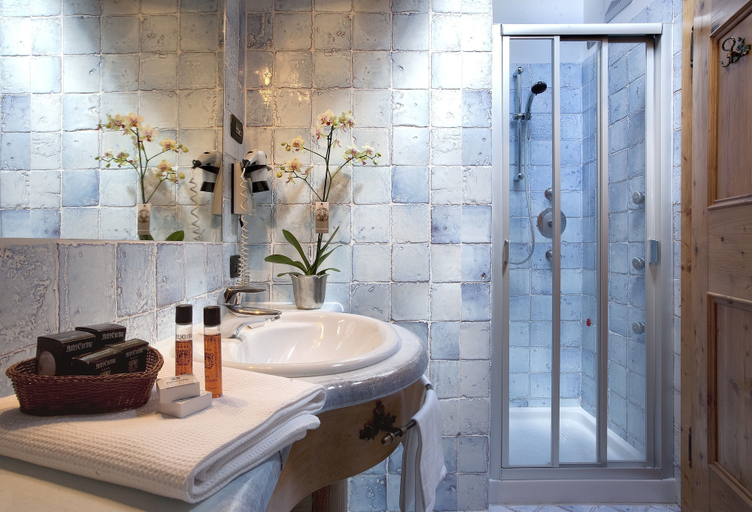 Bathroom 4, Hotel Cortina, Belluno
