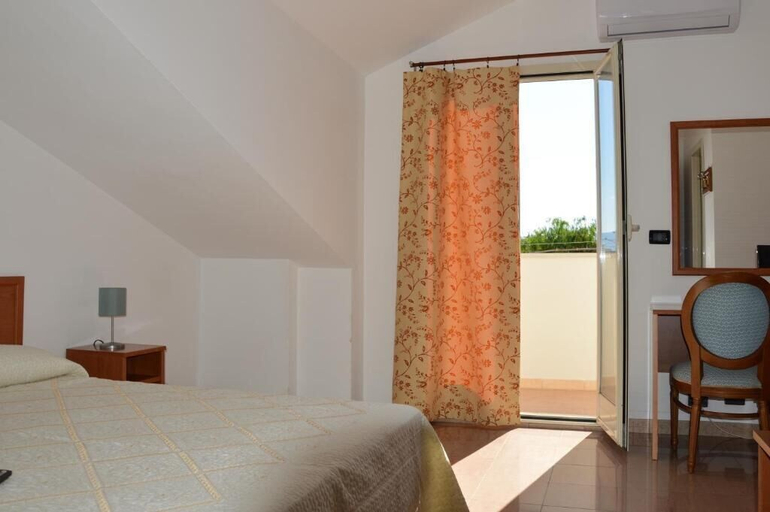 Bedroom 4, ISOLABELLA, Foggia