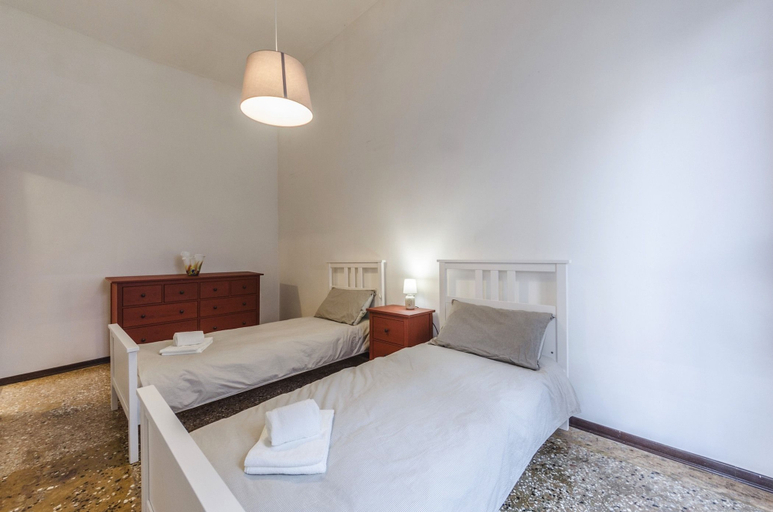 Others 4, Maurizio House, Venezia
