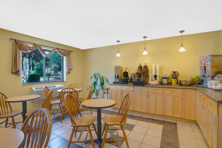 Food & Drinks, Super 8 by Wyndham Augusta, Kennebec