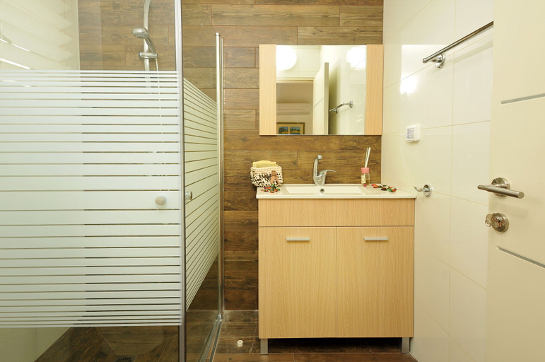 Bathroom 4, Kidmat Hagalil
