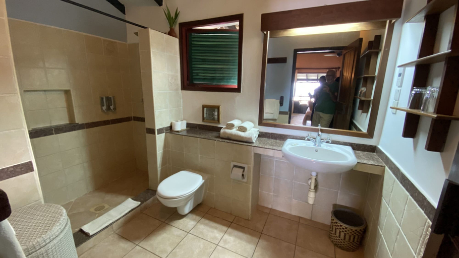 Bathroom 5, Pinewood Beach Resort and Spa, Msambweni