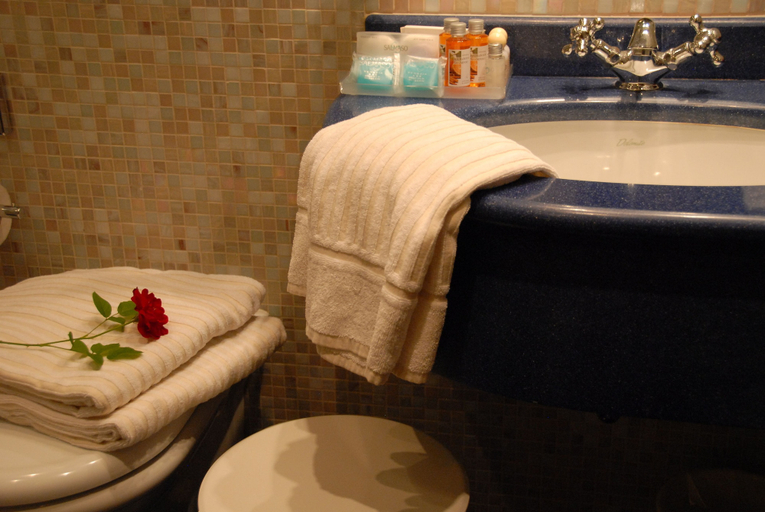 Bathroom 4, Pensione Accademia - Villa Maravege, Venezia