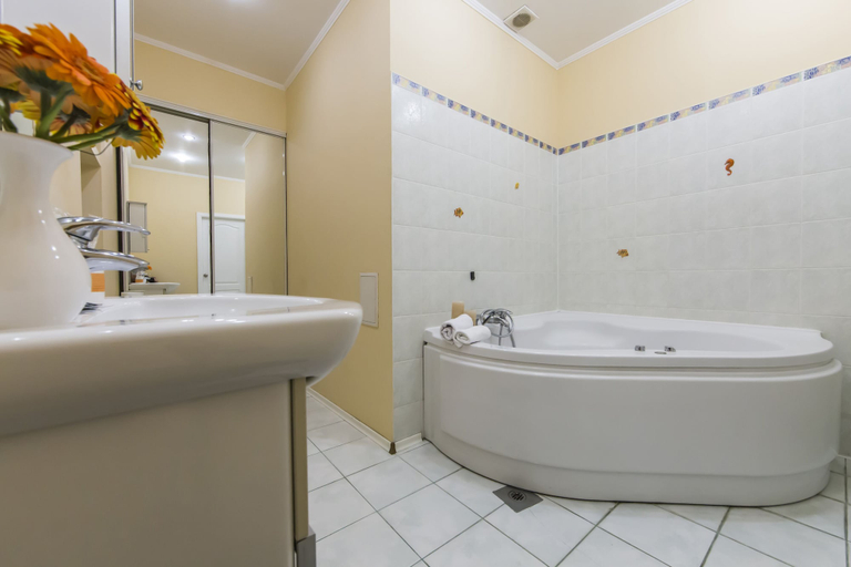 Bathroom 3, Lovely Bright Apartment V. Vasilkivska, Shevchenkivs'kyi