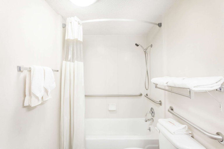 Bathroom 4, Days Inn by Wyndham Martin, Weakley