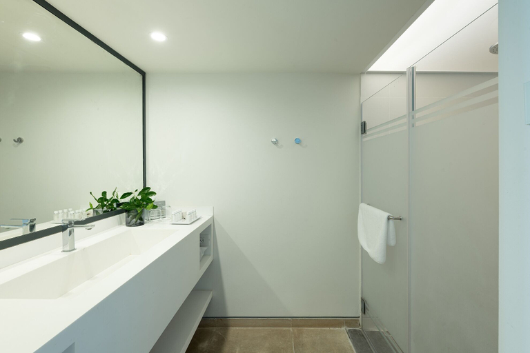 Bathroom 5, Elma Hotel and Art Complex
