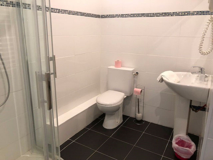 Bathroom 4, Hôtel Le St Patrice, Calvados