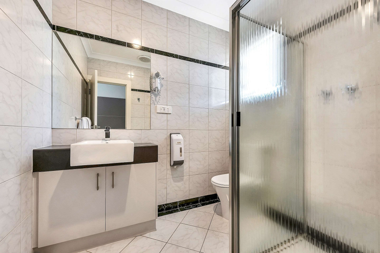 Bathroom 5, Comfort Inn & Suites Manhattan, Adelaide