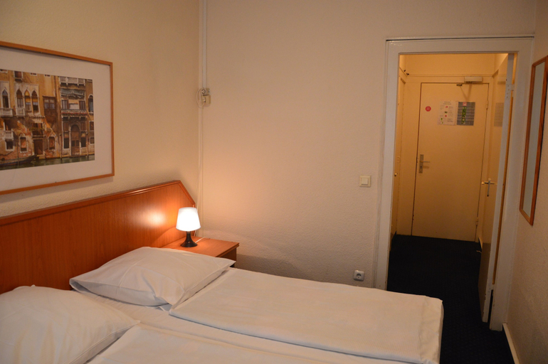 Bedroom 3, Hotel Mercedes Hamburg, Hamburg