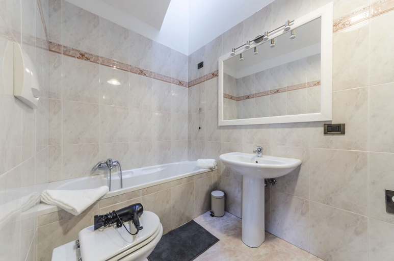 Others 5, Maurizio House, Venezia