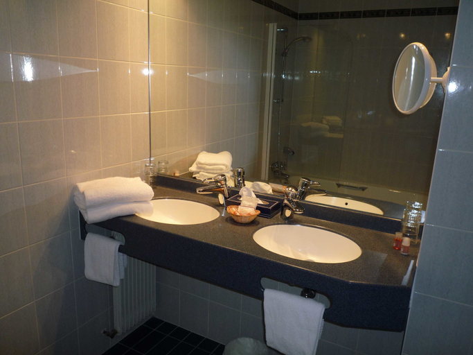 Bathroom 3, The Originals City, Hôtel du Mont Sion, Haute-Savoie